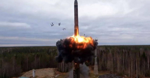 Nga bắt đầu sản xuất hàng loạt tên lửa Oreshnik 6 đầu đạn