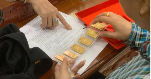 Giá vàng miếng SJC, vàng nhẫn "đua nhau" rớt mạnh