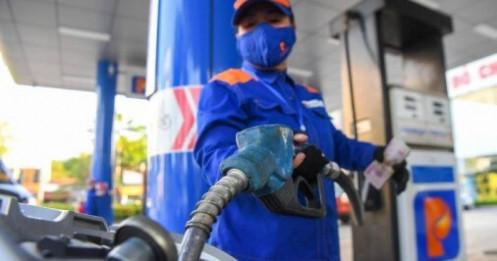 Giá xăng tăng, dầu giảm