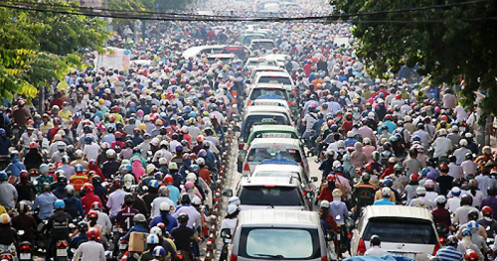 Tôi lái ôtô bất lực vì đám đông chen ngang