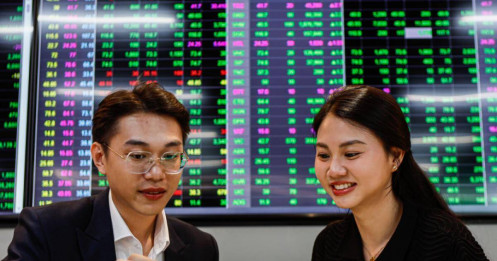 Cổ phiếu "vua" trở lại đường đua, LPB "nổi sóng"