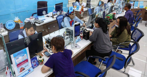 Nhiều người xác thực sinh trắc học tại phòng giao dịch trước 'giờ G'