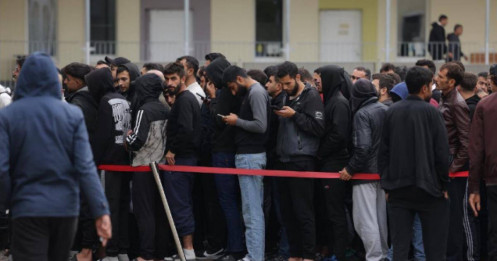 Buồn của nền kinh tế số 1 châu Âu: Hào phóng phát đến 65 triệu đồng mỗi tháng cho người dân, nay rơi vào khủng hoảng vì người ngoài cũng ồ ạt đến nhận tiền