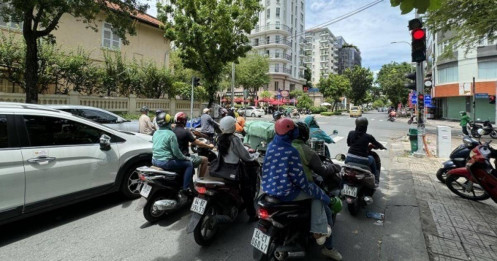 Tài xế lo bị phạt nặng vượt đèn đỏ vì bỏ đếm giây
