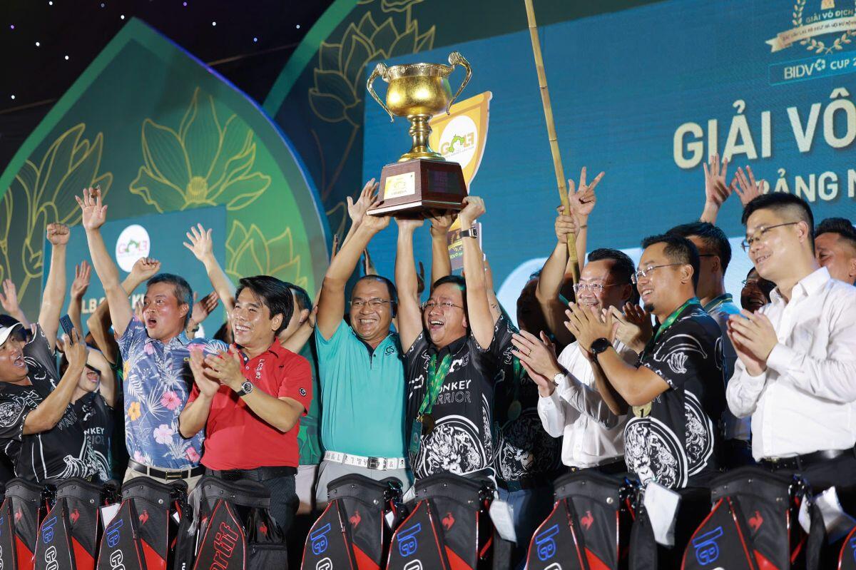 Giải các CLB Golf Hà Nội Mở rộng – BIDV Cup 2024: CLB Golf Khỉ Vàng và CLB Luật sư miền Bắc giành ngôi vô địch