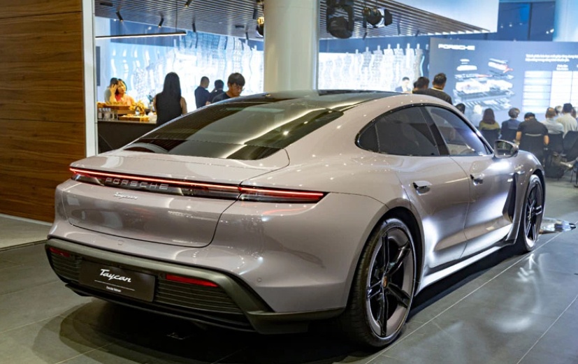 Porsche Taycan 2025 trình làng tại Việt Nam, giá từ 4,620 tỷ đồng