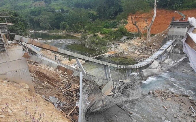 Sập cầu đang thi công ở Hà Giang