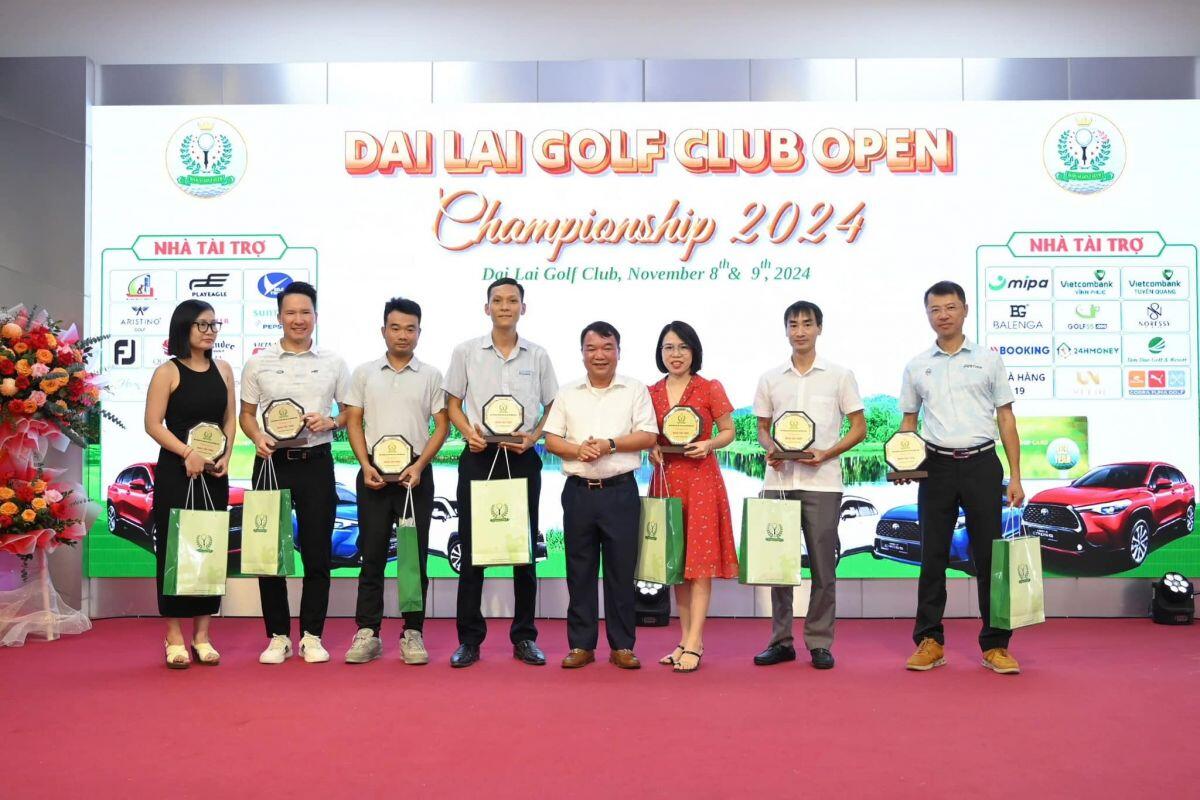 Golfer Nguyễn Văn Sơn và Nguyễn Thị Tuyết Chinh giành chức vô địch Đại Lải Golf Club Championship 2024