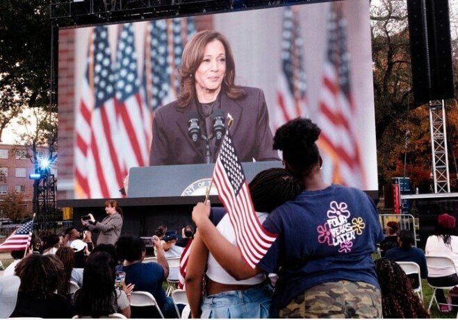 Bà Kamala Harris bị chỉ trích là 'thảm họa tỷ USD', nợ nần hậu tranh cử