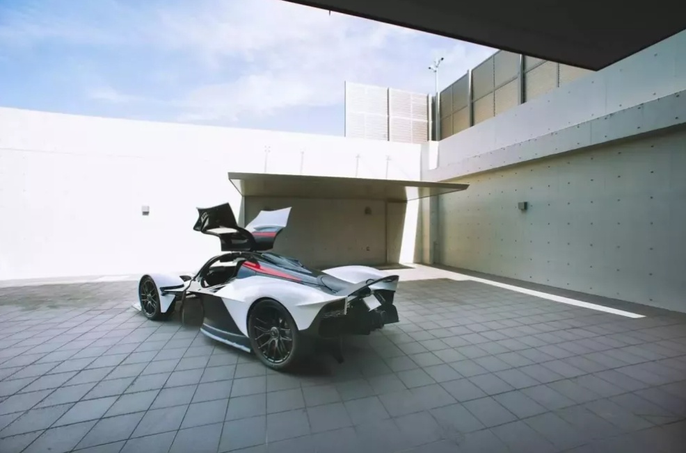 Tỷ phú Nhật Bản mua xe Aston Martin Valkyrie chưa bao lâu đã bán lại, mới chạy 109 km