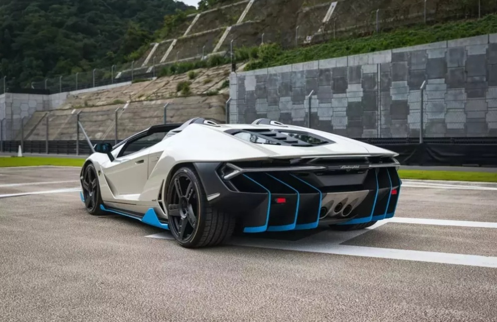 Cận cảnh Centenario Roadster mang phong cách mừng sinh nhật của nhà sáng lập Lamborghini