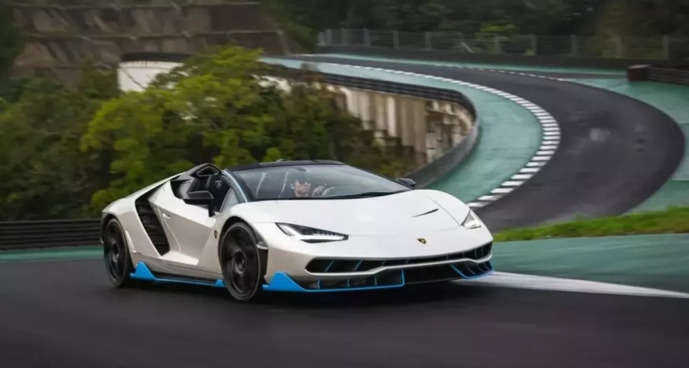 Cận cảnh Centenario Roadster mang phong cách mừng sinh nhật của nhà sáng lập Lamborghini