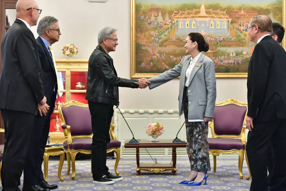 Phó giáo sư hàng đầu cảnh báo Thái Lan "Hãy thức tỉnh" sau quyết định của CEO Nvidia tại Việt Nam