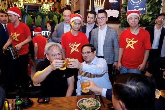 Phó giáo sư hàng đầu cảnh báo Thái Lan "Hãy thức tỉnh" sau quyết định của CEO Nvidia tại Việt Nam
