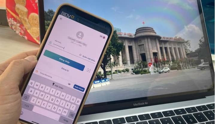 App ngân hàng không ghi nhớ mật khẩu đăng nhập từ 1/1/2025, khách phải làm gì?