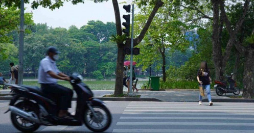 Người đi bộ qua đường không có tín hiệu bằng tay sẽ bị phạt