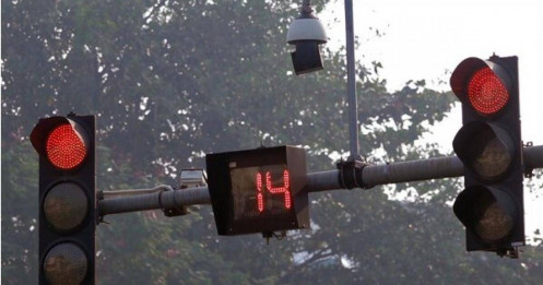 Thực hư chuyện đèn giao thông ‘đang xanh bỗng dưng đỏ’