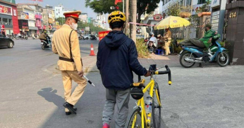 Nhiều người 'khóc' khi bị xử phạt cao: Nam bảo vệ lương 6 triệu đồng bị phạt 5 triệu vì vượt đèn đỏ