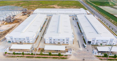 Kho xưởng xây sẵn tới thời 'đẻ trứng vàng'