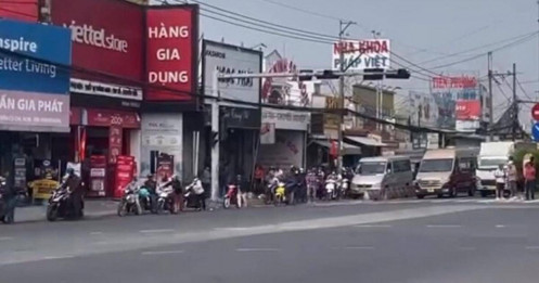 Đèn giao thông ở cửa ngõ TPHCM tê liệt, người dân dẫn bộ xe vượt giao lộ