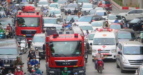 Rà soát tổng thể đèn tín hiệu, người dân nhường đường xe ưu tiên không bị tính vi phạm