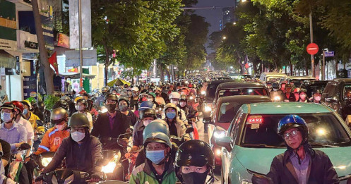 'Tắc đường vì tài xế quá sợ vượt đèn đỏ'