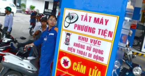 Nỗi lo bị phạt 5 triệu đồng vì mang điện thoại vào cây xăng