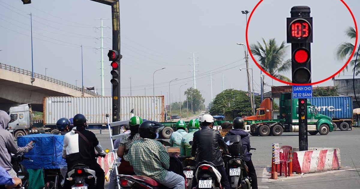 Nhích từng centimet vì 'đèn đỏ 100 giây, đèn xanh 20 giây'