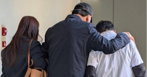 Cựu chủ nhiệm Văn phòng Chính phủ Mai Tiến Dũng được dìu đến tòa