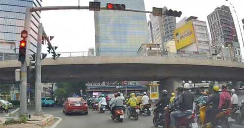 Đèn tín hiệu giao thông ở trung tâm TPHCM ‘nhảy múa’