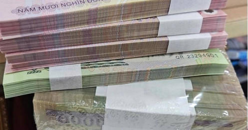 Cận Tết, nhiều người nháo nhào đổi tiền lì xì, "chợ mạng" phí cao