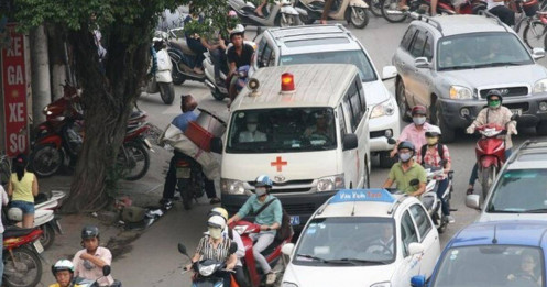 Bộ Công an khẳng định không để 'oan sai' với các trường hợp vượt đèn đỏ nhường đường cho xe ưu tiên