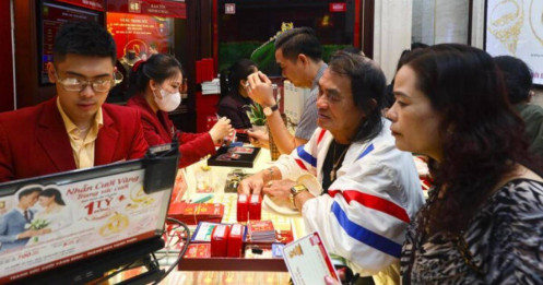Người mua vàng ngày vía Thần Tài giờ lãi 'khủng' thế nào?