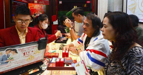 Người mua vàng ngày vía Thần Tài giờ lãi 'khủng' thế nào?