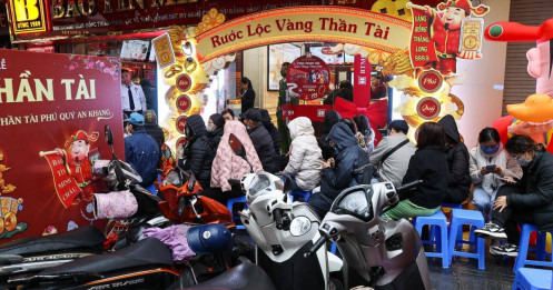 Nhiều người chốt lời trước ngày vía Thần Tài, cửa hàng vàng bán không giới hạn