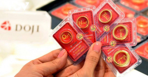 Giá vàng càng leo thang, nhà đầu tư càng ôm lỗ nặng, tại sao?
