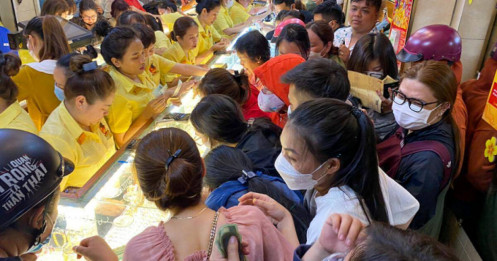 Chấp nhận 'đu đỉnh' mua vàng ngày Thần Tài