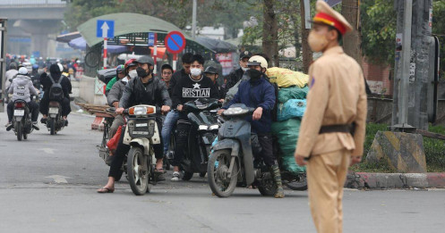 Thay vì nâng mức phạt gấp đôi, Hà Nội nên phát triển giao thông công cộng