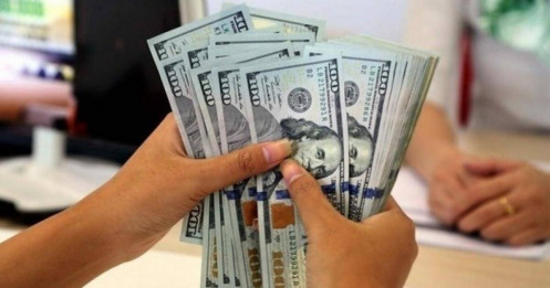 Giá bán USD tại ngân hàng đắt hơn “chợ đen”, thị trường liệu có đáng lo?