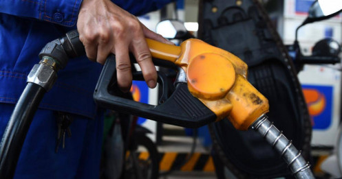 Giá xăng RON 95 về sát 19.500 đồng một lít