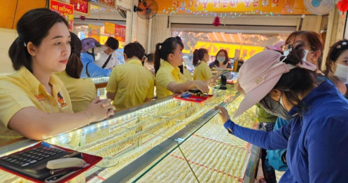 Cuối ngày 17-3, giá vàng lại lên đỉnh, cao chót vót