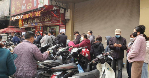 Giá vàng vượt mốc 100 triệu đồng/lượng, “cò mồi” chực chờ gạ khách mua với giá “trên trời”