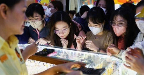 Sao không bán vàng giá đỉnh 100 triệu mà chen chúc đi mua?