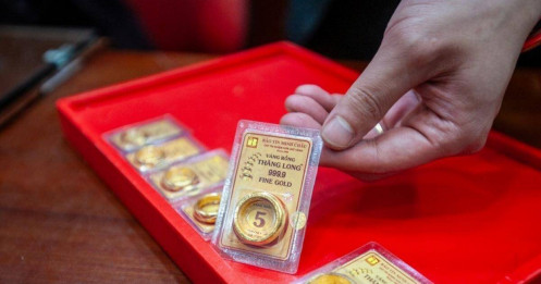Giá vàng vượt 100 triệu/lượng, chuyên gia cảnh báo rủi ro