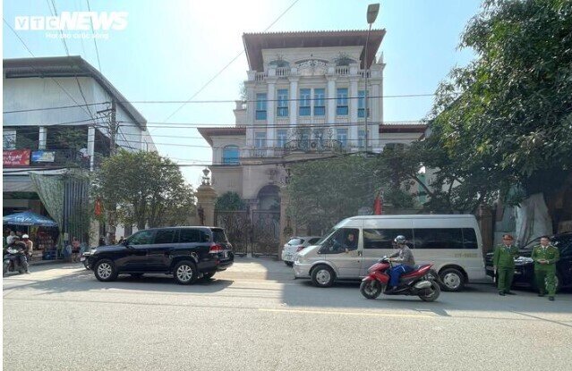 Công an khám xét nhà đại gia xăng dầu DKC