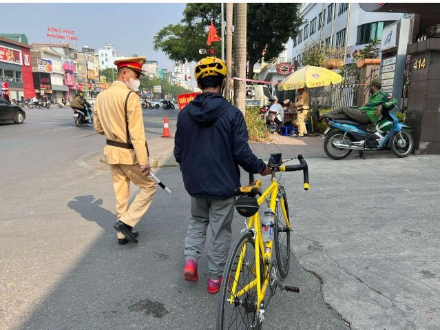 Nhiều người 'khóc' khi bị xử phạt cao: Nam bảo vệ lương 6 triệu đồng bị phạt 5 triệu vì vượt đèn đỏ