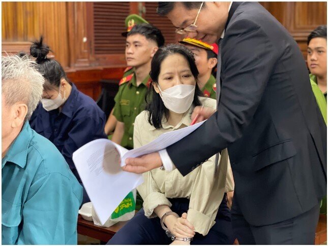 Vụ án lừa đảo 834 tỉ đồng ở TP HCM: Nghe mức án VKSND đề nghị, nữ giám đốc ngất xỉu