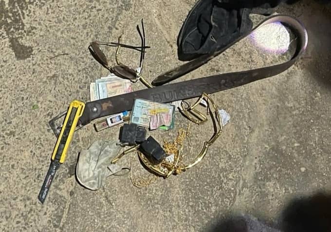 Cướp tiệm vàng rồi trốn trên ngọn dừa