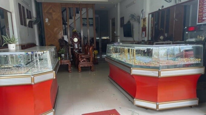 Cướp tiệm vàng rồi trốn trên ngọn dừa