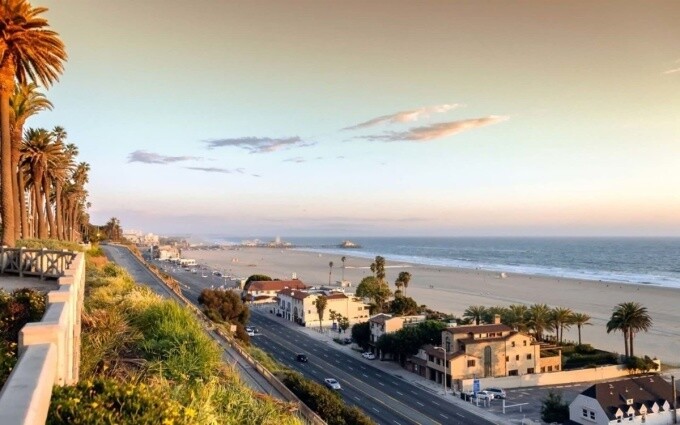 Cháy rừng đe dọa khu nhà giàu bậc nhất California
